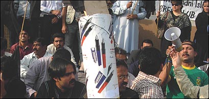 پیمرا میں تبدیلی کے خلاف مظاہرہ(فائل فوٹو)