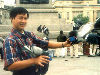 Bác sĩ Phan Xuân Trung cho bồ câu ăn tại Trafalgar Square ở Luân Đôn