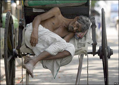 Người lái xích lô ngủ ở Calcutta, Ấn Độ