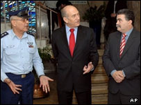 از راست به چپ: پرتز، اولمرت و هالوتز