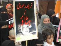 مظاہرے کے دوران ایک پوسٹر 