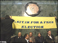 Плакат у меджлісі: "Сидячий страйк за вільні вибори"