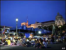 Người biểu tình bên trong tòa nhà chính phủ