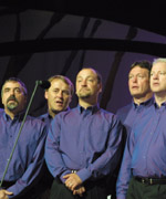 Rhai o aelodau Parti'r Efail yn cystadlu yn y gystadleuaeth Parti Cerdd Dant