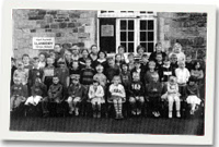 Disgyblion a Staff ar ddiwedd y tymor  ac oes Ysgol llanboidy