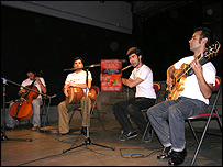 همنوازی چهار جوان مهاجر شيليايی و ايرانی 