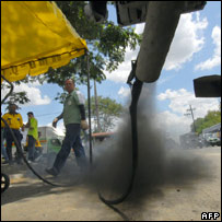Carro poluindo meio ambiente