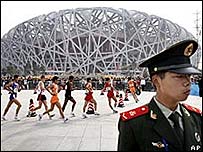 Soldado chinês em frente ao Estádio Olímpico de Pequim