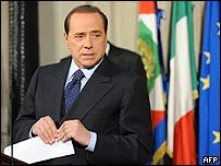 Sílvio Berlusconi com a lista de novos ministros do Palácio Quirinale, em Roma, Itália