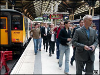 Passageiros deixam trem em estação de Liverpool Street