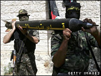 Militantes palestinos em Gaza carregam foguete Qassam (foto de arquivo)