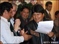 O presidente da Bolívia, Evo Morales, com a lei da reforma agrária