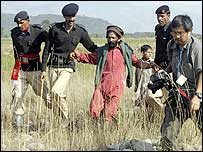 سربازان پاکستانی و تظاهرکننده کشميری