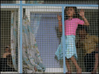 غزہ کے سکول میں پناہ گزیں بچی