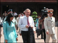 Ông Rumsfeld ở Văn Miếu Quốc Tử Giám