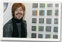 Gethin Wyn Jones gyda'i waith buddugol.