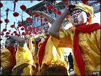 Pekin'de maymun kral kostümlü çocuklar