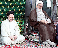 محمد خاتمی، نشسته در کنار عباس واعظ طبسی، امام جمعه مشهد و متولی آرامگاه امام رضا که از روحانيون پرنفوذ محافظه کار به شمار می رود