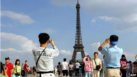 中国游客在巴黎铁塔前留影