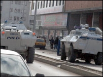 Şemdinli'de polis panzerleri