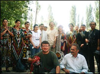 گروه سازنده چرخ و فلک همراه با دولتمند در روستای داغستان