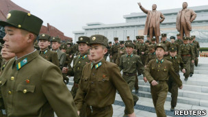 朝鲜军人于太阳节到平壤万寿台向金日成与金正日铜像敬礼(15/4/2013)