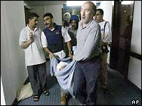 Пораненого журналіста виносять з готелю