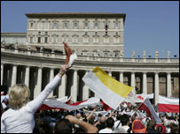 Massa berkumpul di Vatikan