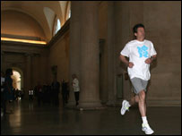 科勋爵在泰特艺术馆奔跑