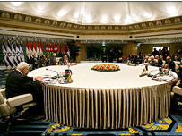 Ariel Sharon (esq.) e Mahmoud Abbas (lado oposto da mesa) em encontro no Egito