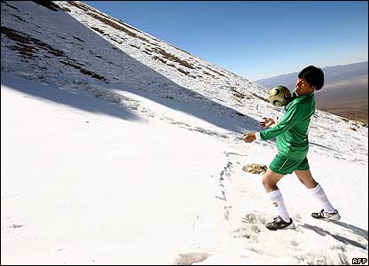 Evo Morales Samaja Dağı'nda futbol oynarken