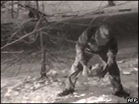 一名男子搬动“假石头”