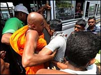 Police forcefully removing monks (AFP photo)
