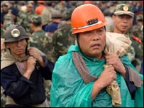 کان کے باہر امدادی کارکن 