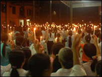 Giáo dân thắp nến cầu nguyện tại giáo xứ Thái Hà