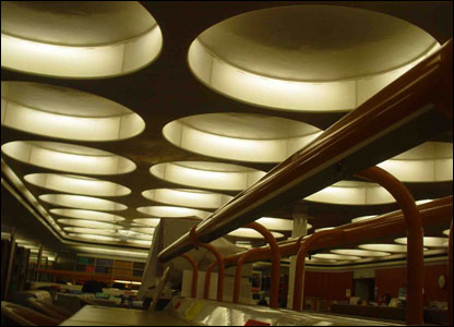 牛津大学科学图书馆，天花板上的灯设计很独特。