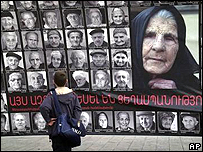 1915 olaylarıyla ilgili bir postere bakan çocuk