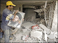 مردی با عکس حسن نصرالله رهبر حزب الله لبنان