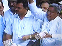 संसद में नोट दिखाते भाजपा सांसद (सौजन्य लोकसभा टीवी)