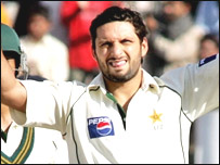  शाहिद अफ़रीदी 