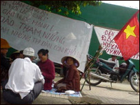 Người dân tụ họp để khiếu kiện ở TP. HCM