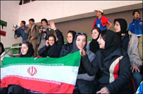 تماشاگران و مهمانان زن در ورزشگاه آزادی (عکس: مريم آموزگار)