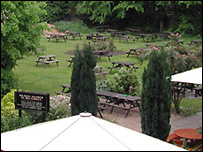 Vườn sau của quán Drayton Court Hotel