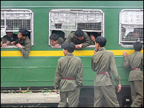 Bộ đội đón xe lửa