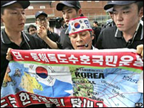Người Hàn Quốc biểu tình trước sứ quán Nhật hôm 14-7 tại Seoul