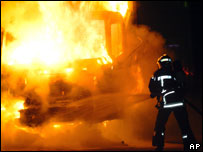 Bombeiro tenta apagar fogo em Cenon