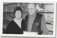 Janet a Francis Brodbourn â thystysgrif Prif Fridiwr