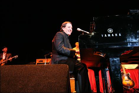 Monday 10th August 2009 - Jules Holland brings his very own brand of rhythm and blues to Carlisle's Sands Centre. 