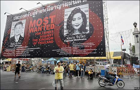 Tấm biển của phe đối lập cáo buộc ông Thaksin và vợ là những người đã ''phạm tội ác đối với Vương quốc Thái Lan. 