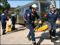 Pakistan depremine müdahale eden Oxfam çalışanları